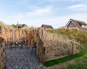 Zitgedeelte in de tuin van Tureluur vakantiehuis in Buren, Ameland.