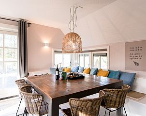 Eetkamer in Tureluur vakantiehuis in Buren, Ameland met houten tafel.