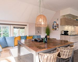 Keuken en eetruimte in Tureluur vakantiehuis, Buren, Ameland.