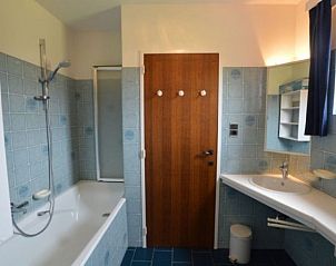 Badkamer in Vakantiehuis Maison Paula, Merksplas, Antwerpen, met ligbad en moderne faciliteiten voor comfort.