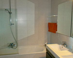 Luxury bathroom in Huisje in Brecht, a vacation home in Brecht, Antwerp, with bathtub and modern sink.