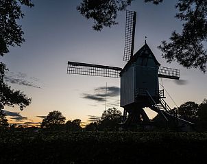 Historische Mhle in der Nhe eines Ferienhauses in Tongerlo, Antwerpen, Belgien, bei Sonnenuntergang.