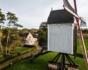 Luftaufnahme der Mhle neben dem Ferienhaus in Tongerlo, Antwerpen, Belgien mit der umgebenden grnen Natur.