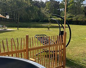 Genieen Sie den ruhigen Garten des Ferienhauses in Minderhout, Antwerpen, Belgien, umgeben von Natur und entspannenden Auenbereichen.