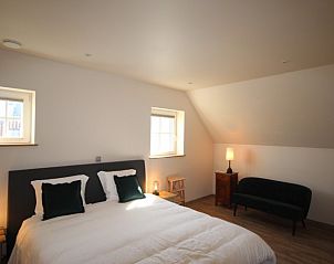 Lichte slaapkamer met groene accenten in B&B 't Mjeels Pierke, Meerle, Antwerpen.