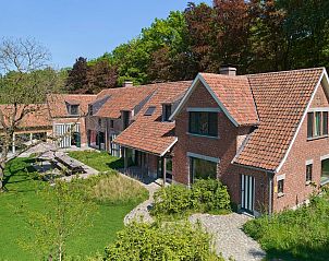 Lactea vakantiehuis in Schilde, Antwerpen omgeven door groene natuur met charmant terras en rustieke architectuur.