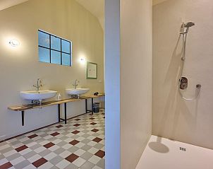 Moderne badkamer in vakantiehuis Lactea in Schilde, Antwerpen met dubbele wastafel en ruime douche.