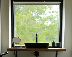 Moderne badkamer in Amand'eau vakantiehuis, Sint-Amands, met uitzicht op groen en stijlvolle wastafel.