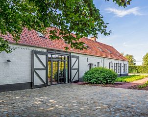 Voorzijde van Mushoeve in Zoersel, Antwerpen, vakantiehuis met charmante witte gevel en rode dakpannen.