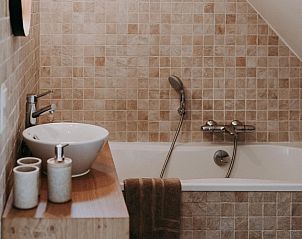 Moderne badkamer met bad in Charmeverblijf Juliette, vakantiehuis in Kasterlee, Belgi.