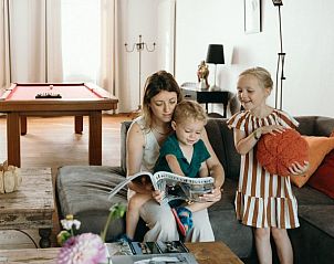Gezellige woonkamer in Maison Patisson, vakantiehuis in Kasterlee, met pooltafel en zithoek, Antwerpen, Belgi.