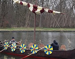 Vikingboot op de rivier in de buurt van Oehoe vakantieaccommodatie, Oud-Turnhout, Antwerpen, Belgi.