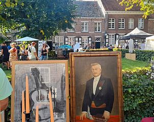 Lokale markt in Oud-Turnhout nabij Oehoe vakantiehuis, Antwerpen, met kunst en antiek.