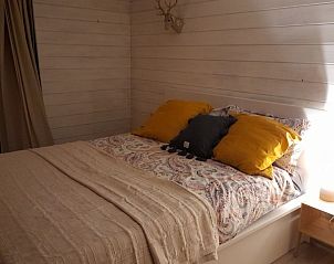 Comfortabele slaapkamer in Oehoe vakantiehuis, Oud-Turnhout, met warme verlichting en zachte dekens.