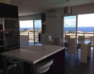 Vakantiehuis Solenzara in Corsica met moderne binnenruimte en uitzicht op zee.
