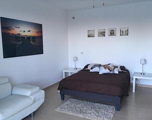 Gezellige slaapkamer in vakantiehuis Solenzara, Corsica met moderne inrichting en comfortabele meubels.