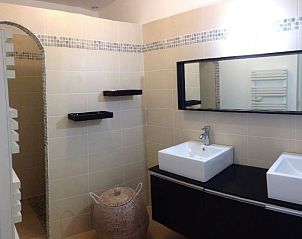 Moderne badkamer in vakantiehuis Solenzara, Corsica, met stijlvolle wastafels en ruime douche.