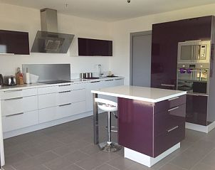 Moderne keuken in vakantiehuis Solenzara, Corsica met stijlvolle inrichting en eiland.