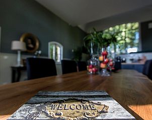 Welkom in de eetkamer van Atelier van Antonine, een vakantiehuis in Bornem, Antwerpen.