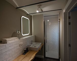 Moderne badkamer in Atelier van Antonine vakantiehuis, Bornem, Antwerpen.