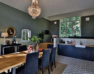 Stijlvolle eetkamer met kroonluchter in Atelier van Antonine vakantiehuis, Bornem, Antwerpen.