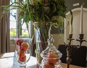 Eettafel met fruit en bloemen in Atelier van Antonine vakantiehuis, Bornem, Antwerpen.
