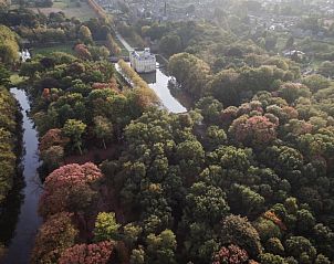 Luchtfoto van natuur en kasteel nabij Atelier van Antonine vakantiehuis, Bornem, Antwerpen.