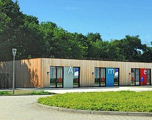 Unieke buitenkant van Casa Ametza, vakantieverblijf in Brasschaat, Antwerpen, Belgi omringd door groene natuur.