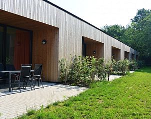 Gezellig terras van Casa Ametza, vakantiehuis in Brasschaat, Antwerpen, Belgi met uitzicht op groene omgeving.