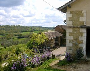 Vacation home ABRI in Villars, Aquitaine, with beautiful views of the green countryside.