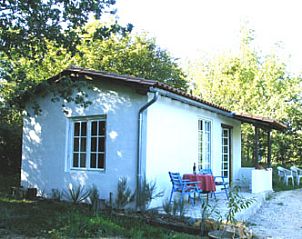 Vacation home ABRI in Villars, Aquitaine, surrounded by nature with sunny terrace and seating area.