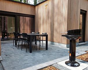 Terras van Vakantiehuis in Lille, Antwerpen, Belgi, met moderne eettafel en barbecue voor een ontspannen buitenervaring.