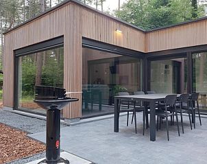 Geniet van het moderne terras van Vakantiehuis in Lille, een prachtige vakantiewoning in de bossen van Lille, Antwerpen, Belgi.