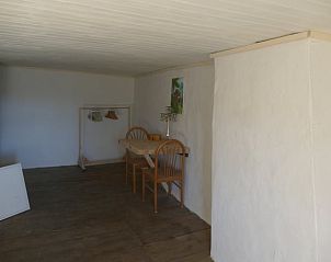 Gezellige binnenruimte van Vakantiehuisje in Bujaleuf, Limousin, Frankrijk met houten vloer en rustieke inrichting.