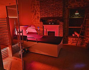 Entspannen Sie sich im luxurisen Spa von Les 3 Clefs de GaYa, einem Ferienhaus in Saint-Jean-Ligoure, Limousin, Frankreich.