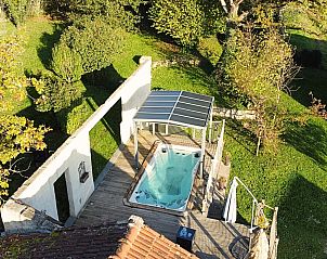 Genieen Sie den luxurisen Whirlpool auf der Terrasse von Les 3 Clefs de GaYa, einem Ferienhaus im grnen Saint-Jean-Ligoure, Limousin.