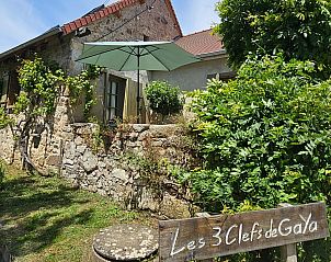 Les 3 Clefs de GaYa, ein charmantes Ferienhaus in Saint-Jean-Ligoure, Limousin, umgeben von ppiger Natur und rustikalen Steinmauern.