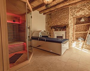 Entspannen Sie sich in der Sauna von Les 3 Clefs de GaYa, einem charmanten Ferienhaus in Saint-Jean-Ligoure, Limousin, Frankreich.