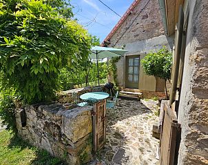 Genieen Sie die Ruhe auf der charmanten Terrasse von Les 3 Clefs de GaYa, einem Ferienhaus in Saint-Jean-Ligoure, Limousin, Frankreich.