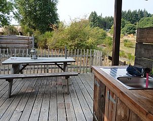 Genieen Sie die Ruhe auf der Terrasse des Familienzeltes Bell XL in Eymoutiers im Limousin, umgeben von wunderschner Natur.