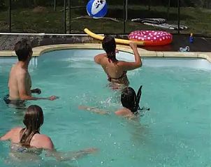 Geniet van het zwembad bij Le Marronnier vakantiehuis in Lignac, Centre, Frankrijk, een perfecte plek voor ontspanning en plezier.