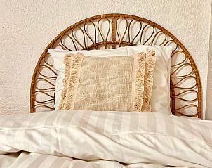 Gezellige slaapkamer van Huisje in Sainte-Gemme, Centre, Frankrijk met rustieke inrichting en comfortabel bed.