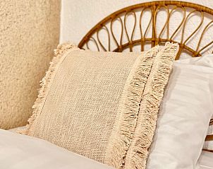 Gezellige slaapkamer in Huisje in Sainte-Gemme, Centre, Frankrijk met rustieke details en comfortabel bed.