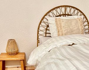 Gezellige slaapkamer in Huisje in Sainte-Gemme, Centre, Frankrijk met rustieke inrichting en comfortabele bedden.