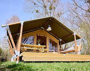 Nomaden-Zelthaus in Poilly-Lez-Gien, Centre, Frankreich mit einladender Terrasse und natrlicher Umgebung.