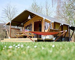 Nomadenzelt-Haus in Poilly-Lez-Gien, Centre, Frankreich mit Veranda und Hngematte inmitten der Natur.