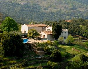 Mas Blanc vakantiehuis in Les Brousses Molieres, omgeven door weelderige heuvels van Languedoc-Roussillon, Frankrijk.
