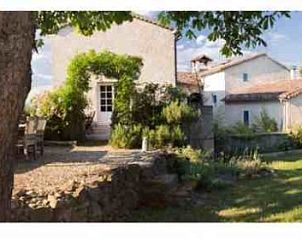 Ontdek Mas Blanc, een charmant vakantiehuis in het schilderachtige Les Brousses Molieres, Languedoc/Roussillon, omgeven door weelderige natuur.
