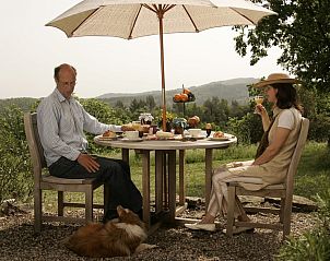 Geniet van een ontbijt op het terras van Mas Blanc, een vakantiehuis in Les Brousses Molieres, Languedoc Roussillon, omringd door natuur.