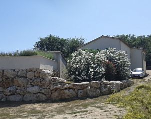 Villa du Castel in Meyrannes, Frankrijk, biedt een charmant vakantiehuis omgeven door weelderige natuur en rustieke stenen muren.